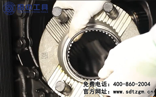 ZF12档变速箱外围件拆卸