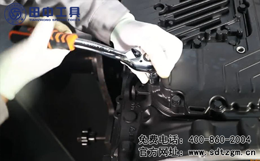 ZF12档变速箱外围件拆卸